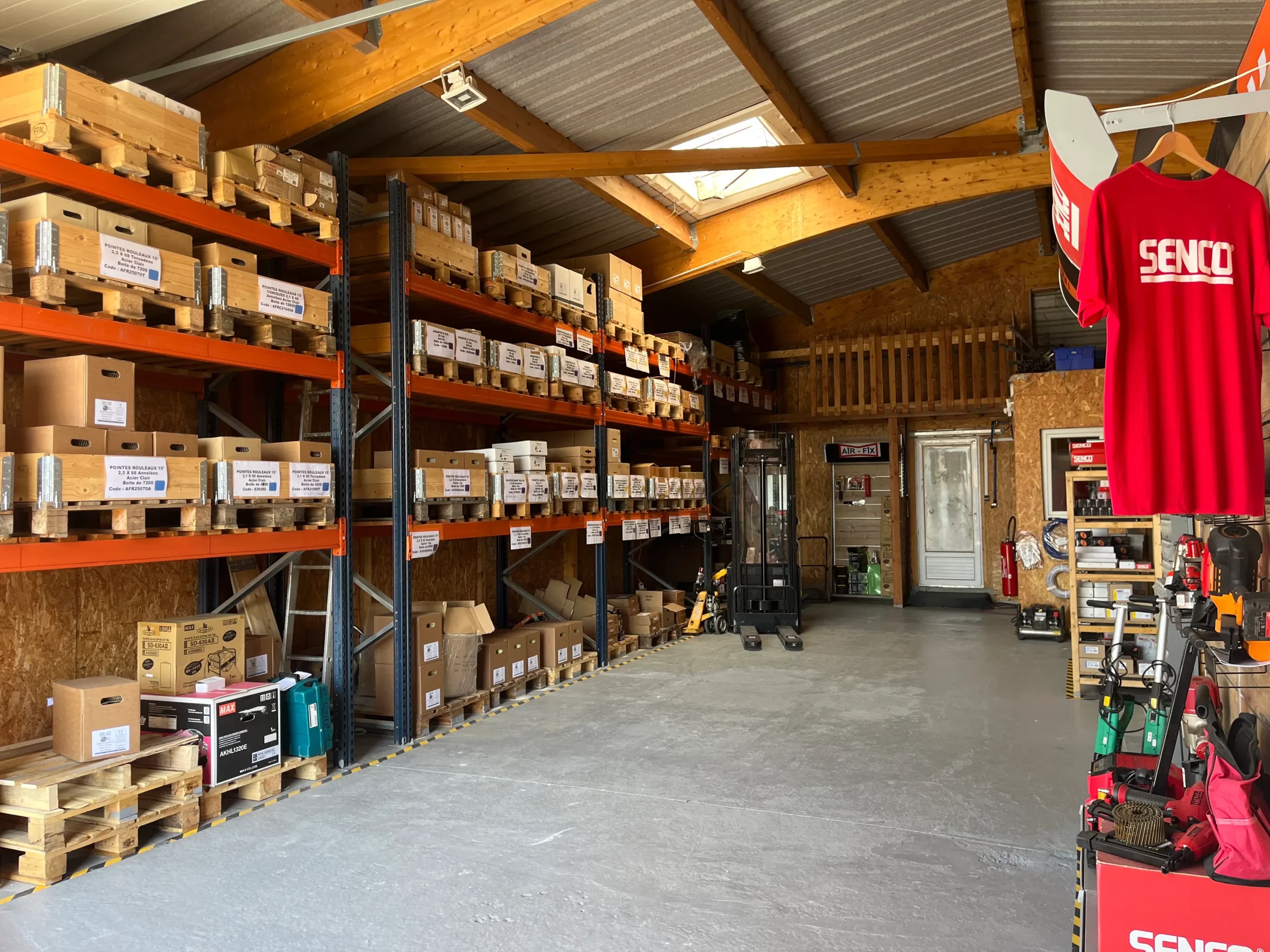Entrepôt Air-Fix à Chemillé — stock de consommables agrafage et clouage, outils professionnels et espace atelier SAV