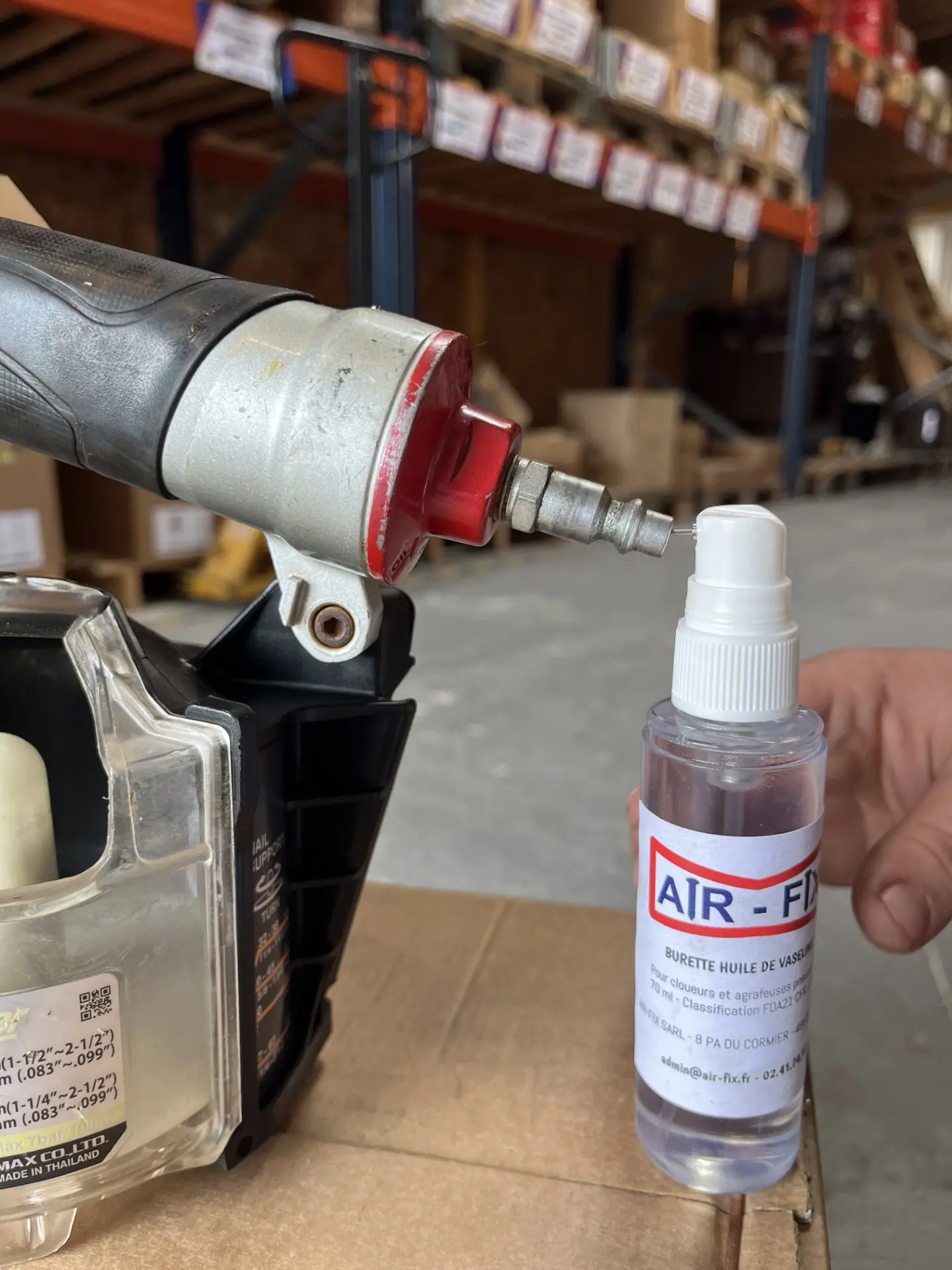 Huilage d'un cloueur pneumatique avant utilisation — entretien Air-Fix